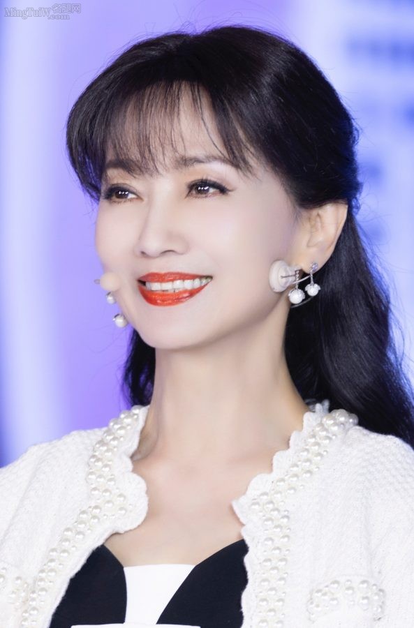 赵雅芝唇红齿白如少女，腿裹肉丝出席活动(3/3)