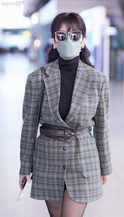 Zhao Yazhi arrived at the airport, and the black pantyhose she rarely wears now add a sense of mystery to her(6/8)