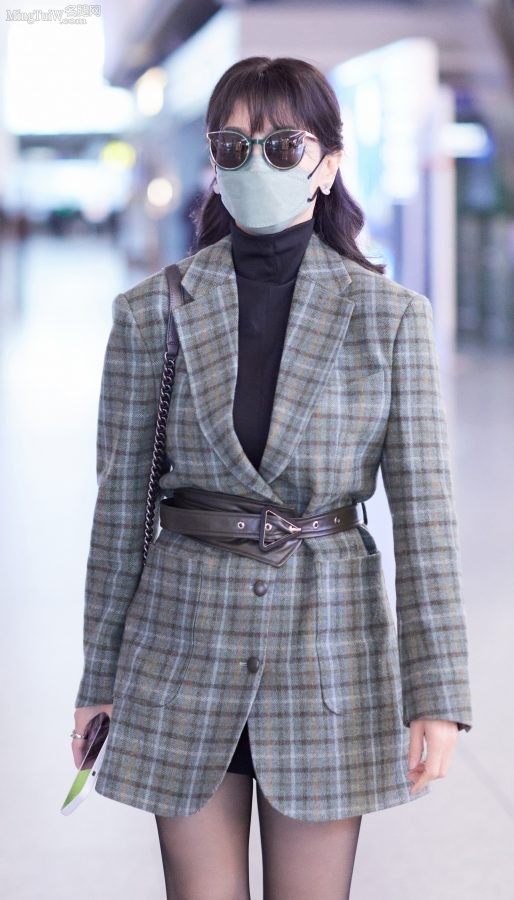 赵雅芝抵达机场，现在很少穿的黑丝袜为她增添了一份神秘感（第7张/共8张）