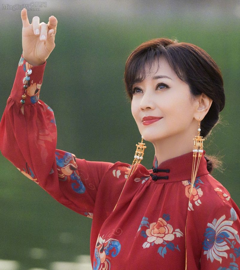 魅力成熟女人赵雅芝脚踩红色细高跟(2/9)