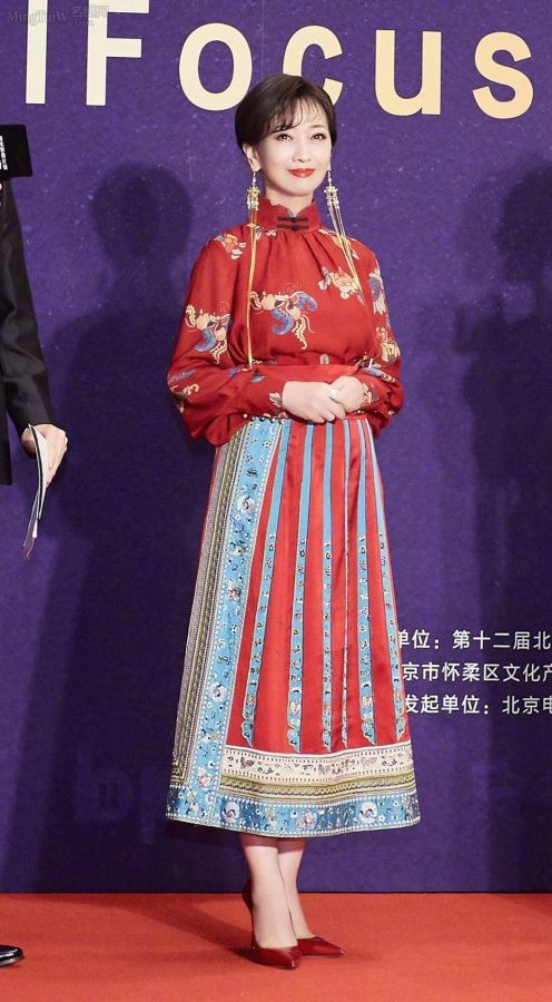 魅力成熟女人赵雅芝脚踩红色细高跟(6/9)
