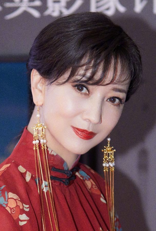 魅力成熟女人赵雅芝脚踩红色细高跟(9/9)