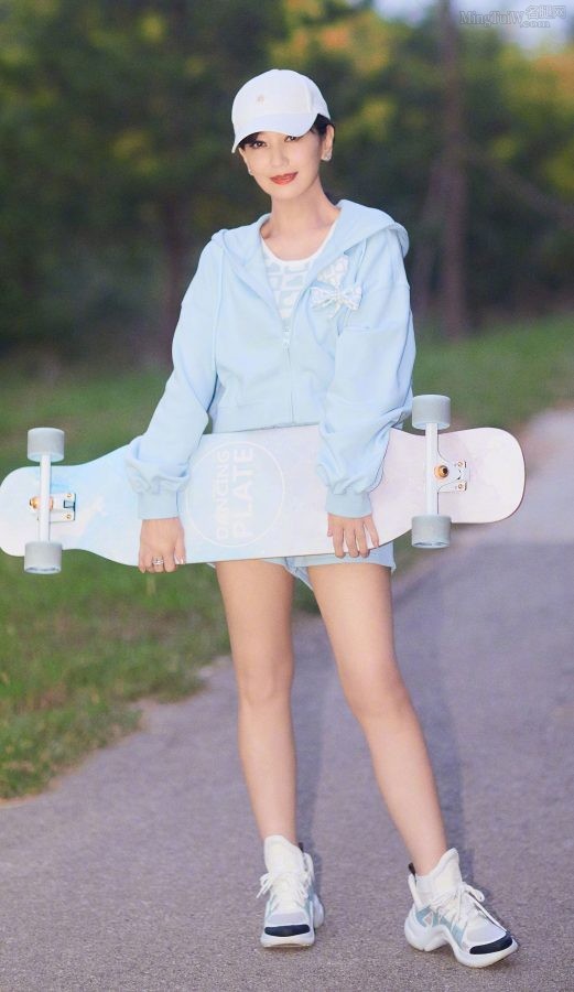 赵雅芝玩滑板展露成熟美腿(7/10)