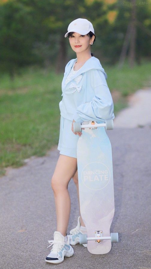 赵雅芝玩滑板展露成熟美腿(8/10)