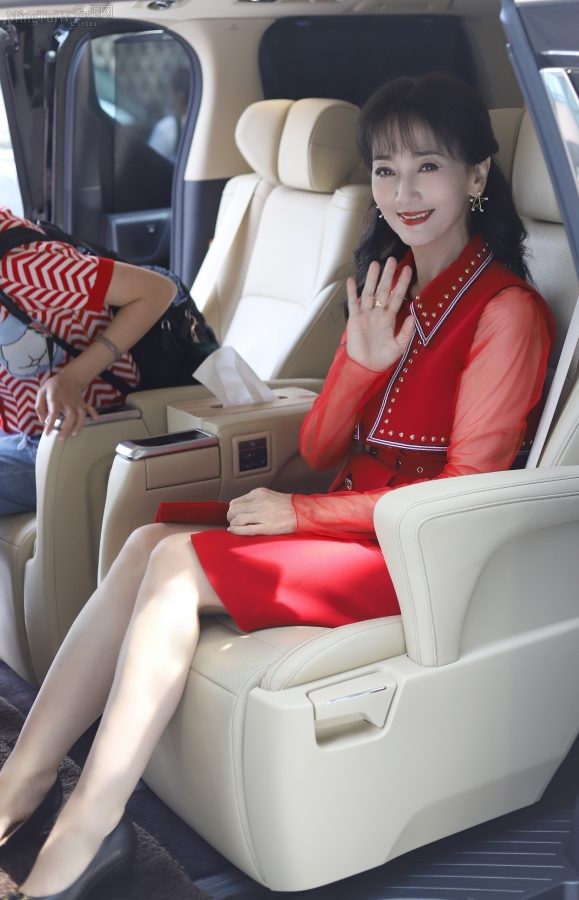 美阿姨赵雅芝穿鲜艳红裙外出秀美腿(1/2)