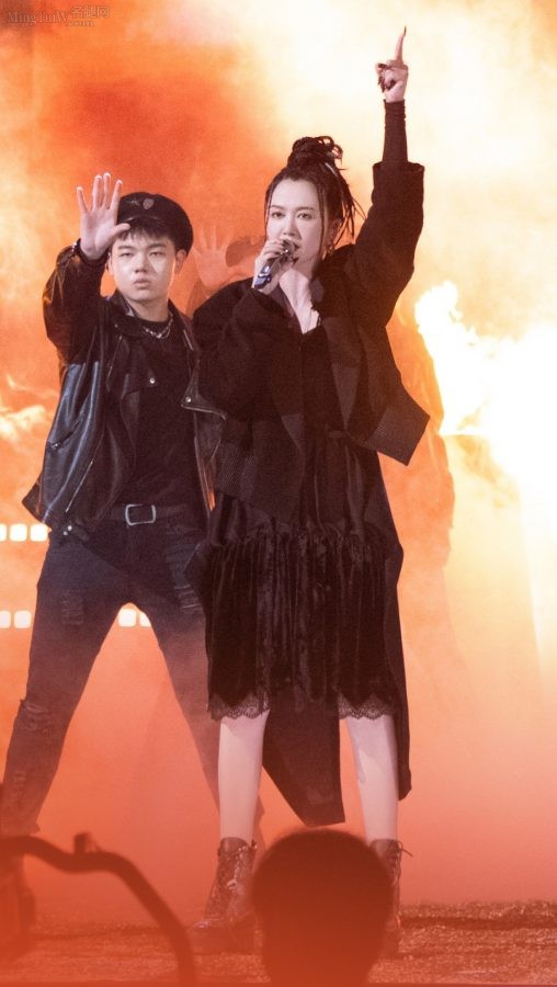 浪姐上演《孤勇者》，我主要是来看郑秀妍的丝袜腿的(6/11)
