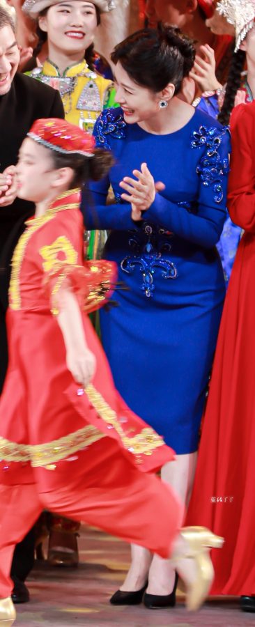 Female host Zhou Tao is wearing a blue dress and pointed high heels with a dignified and elegant temperament(3/3)