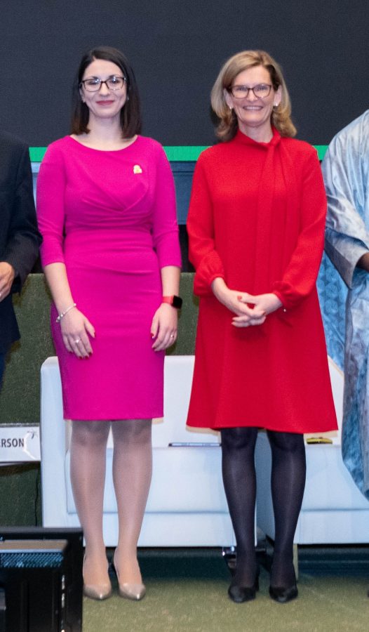 国外信息峰会上女嘉宾的丝袜高跟(7/7)