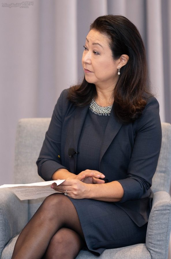 新英格兰银行女高管Grace Lee在经济展望论坛上的黑丝(2/10)
