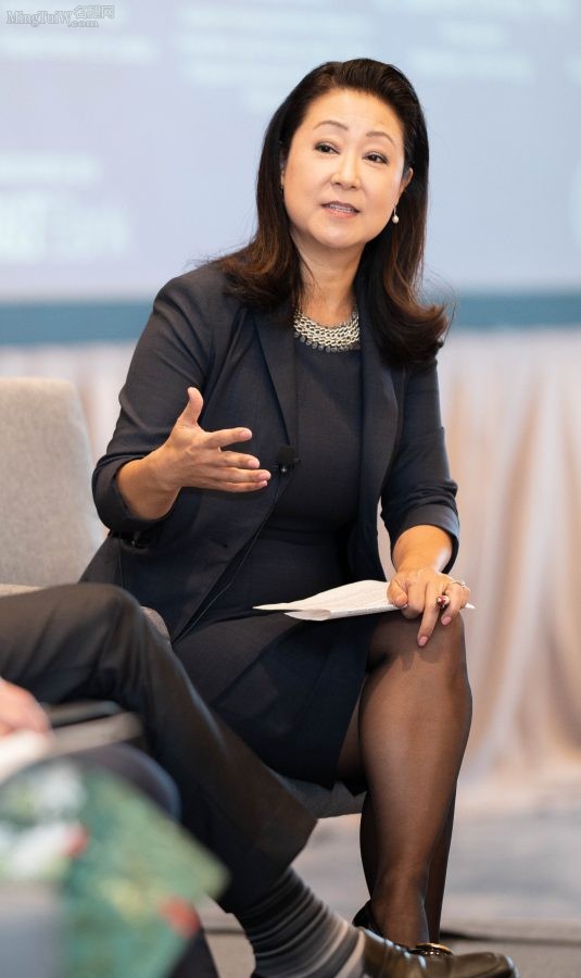 新英格兰银行女高管Grace Lee在经济展望论坛上的黑丝(6/10)