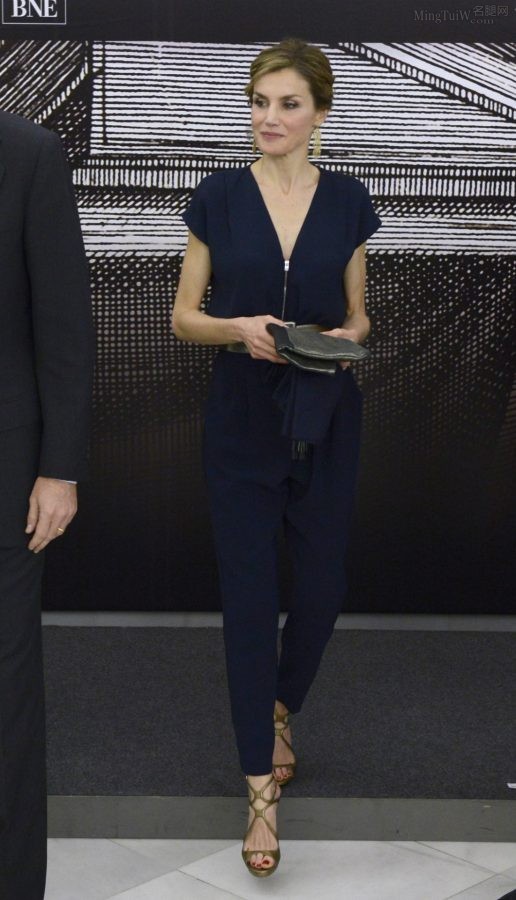 西班牙王妃Letizia Ortiz长裤凉鞋美足涂红色指甲油(4/6)