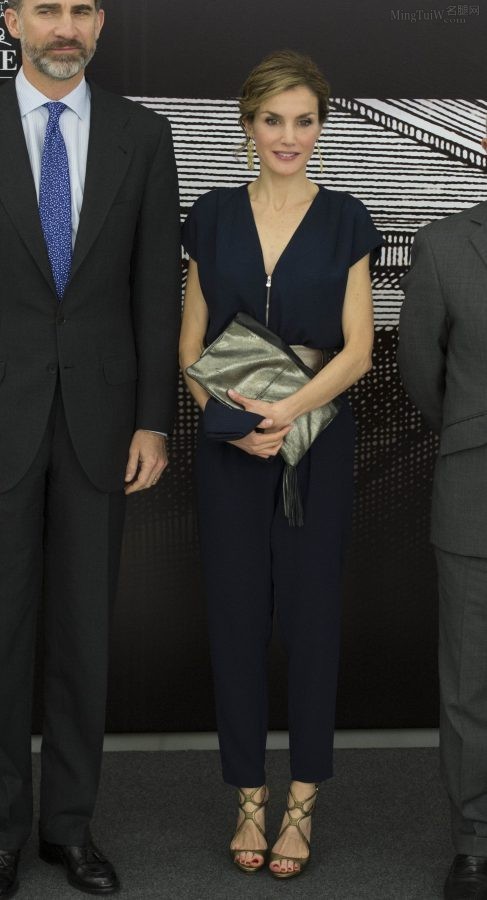西班牙王妃Letizia Ortiz长裤凉鞋美足涂红色指甲油(5/6)