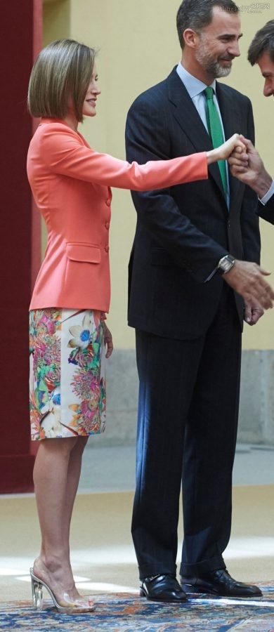 西班牙王妃Letizia Ortiz穿透明高跟鞋露青筋脚背(4/7)