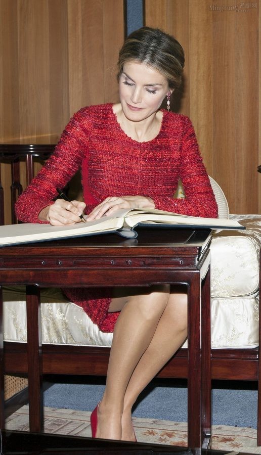 西班牙王后Letizia Ortiz桌下的肉丝袜腿(1/3)