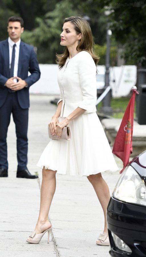 西班牙王后Letizia Ortiz穿白裙踩高跟拖鞋出席活动(3/6)