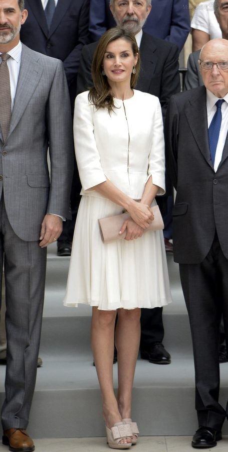 西班牙王后Letizia Ortiz穿白裙踩高跟拖鞋出席活动（第6张/共6张）