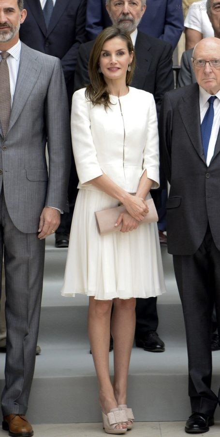 西班牙王后Letizia Ortiz穿白裙踩高跟拖鞋出席活动(6/6)