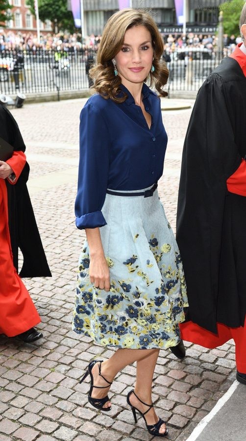 Letizia Ortiz美足踩黑色高跟凉鞋优雅亮相(3/5)