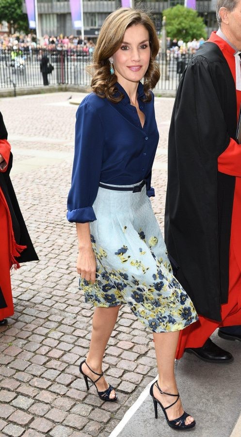 Letizia Ortiz美足踩黑色高跟凉鞋优雅亮相(4/5)