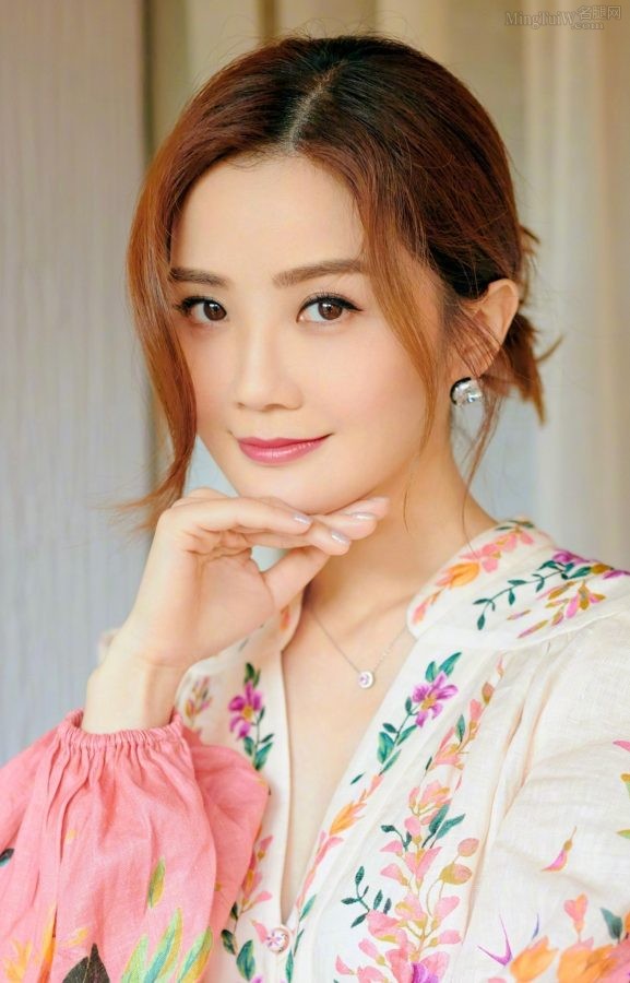 蔡卓妍脚穿红色细跟恨天高和阿娇合照(2/2)