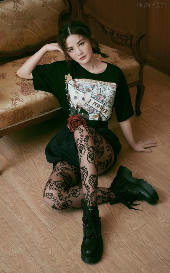 蔡卓妍腿穿镶花纹黑丝袜坐在地板上拍摄大片(1/2)