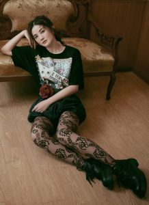 蔡卓妍腿穿镶花纹黑丝袜坐在地板上拍摄大片