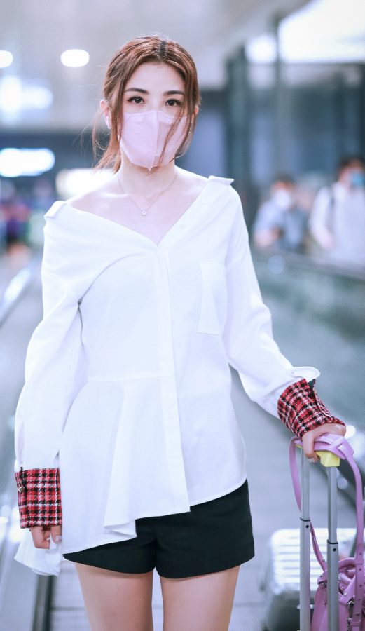 Charlene Choi travel outfit, shorts, beautiful legs, airport photo(4/5)