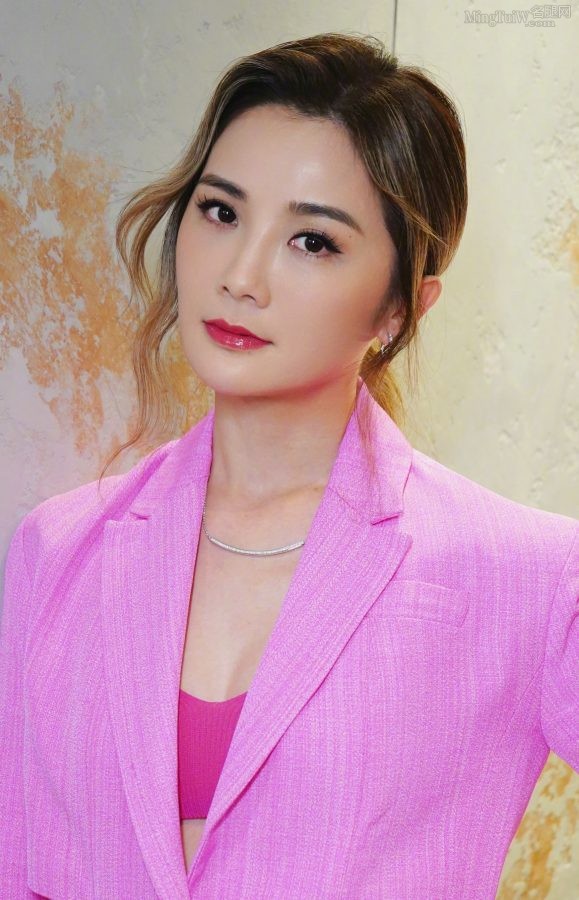 Charlene Choi wears a pink suit with a wide open collar, and wears strappy sandals on her beautiful legs(3/4)
