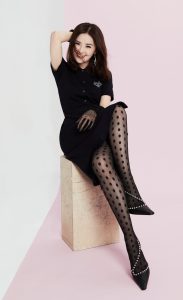 蔡卓妍美腿穿圆点黑丝袜为杂志拍摄写真大片