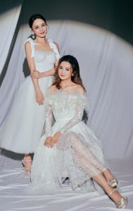 阿Sa蔡卓妍和阿娇钟欣桐姐妹俩穿防水台高跟亮相湖南卫视跨年晚会