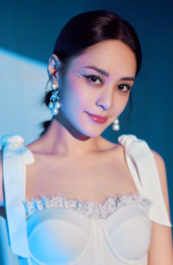 阿Sa蔡卓妍和阿娇钟欣桐姐妹俩穿防水台高跟亮相湖南卫视跨年晚会(11/11)