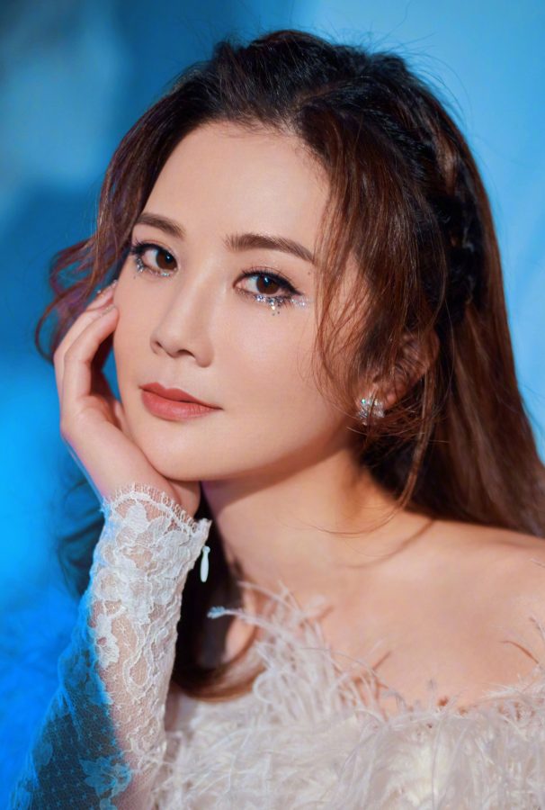 阿Sa蔡卓妍和阿娇钟欣桐姐妹俩穿防水台高跟亮相湖南卫视跨年晚会(6/11)