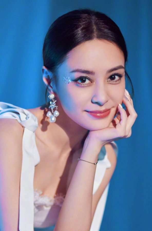 阿Sa蔡卓妍和阿娇钟欣桐姐妹俩穿防水台高跟亮相湖南卫视跨年晚会(8/11)