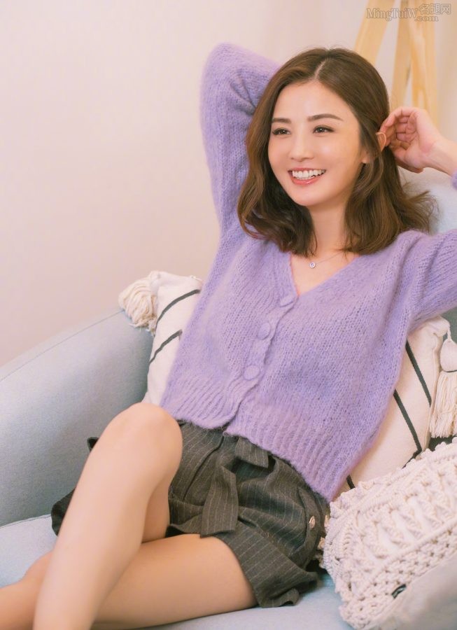 蔡卓妍紫毛衣短裤美腿写真（第1张/共3张）