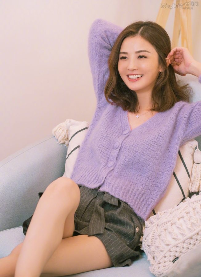 蔡卓妍紫毛衣短裤美腿写真(1/3)