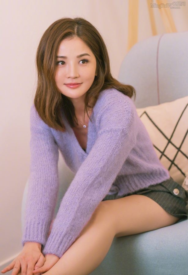 蔡卓妍紫毛衣短裤美腿写真（第2张/共3张）