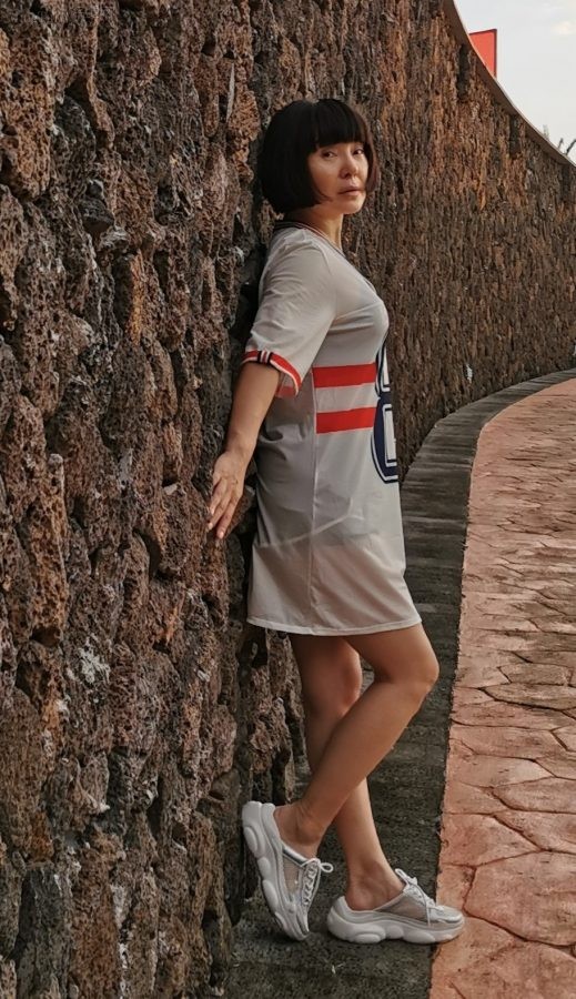 Go home often and look at Chen Hong's life photos showing off her white legs(7/8)
