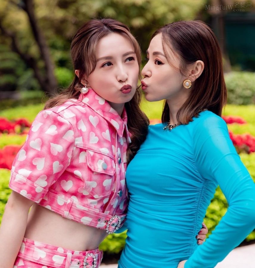 Photos of sisters Gong Jiaxin and Tan Kaiqi's beautiful legs(3/4)