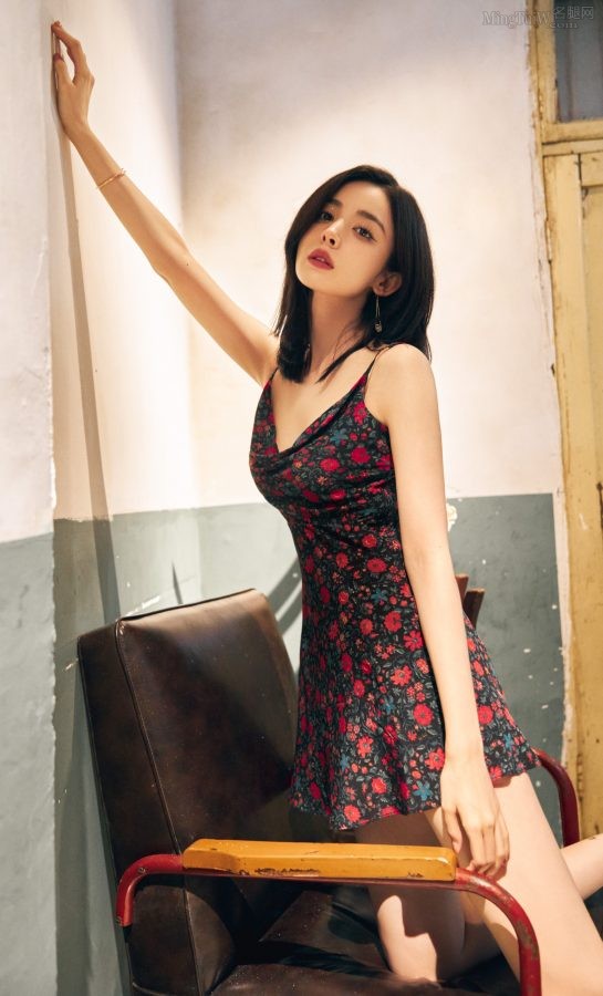 古力娜扎梦回90年代，穿吊带低胸裙拍摄复古写真(8/9)