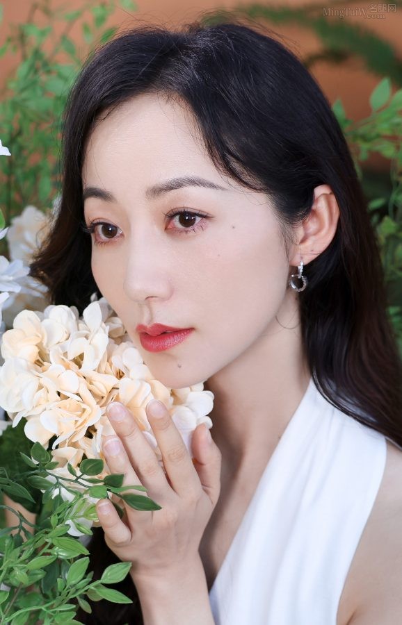 韩雪露肩白裙太优雅了，凉鞋内玉足青筋明显(8/11)