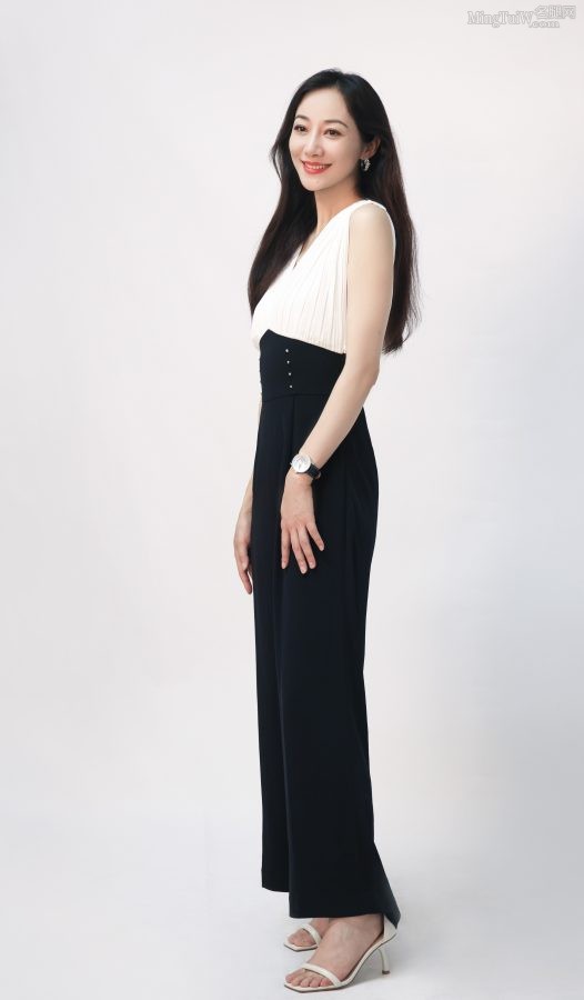Han Xue's cute feet in white high-heeled sandals in "I heard it tastes delicious"(1/10)