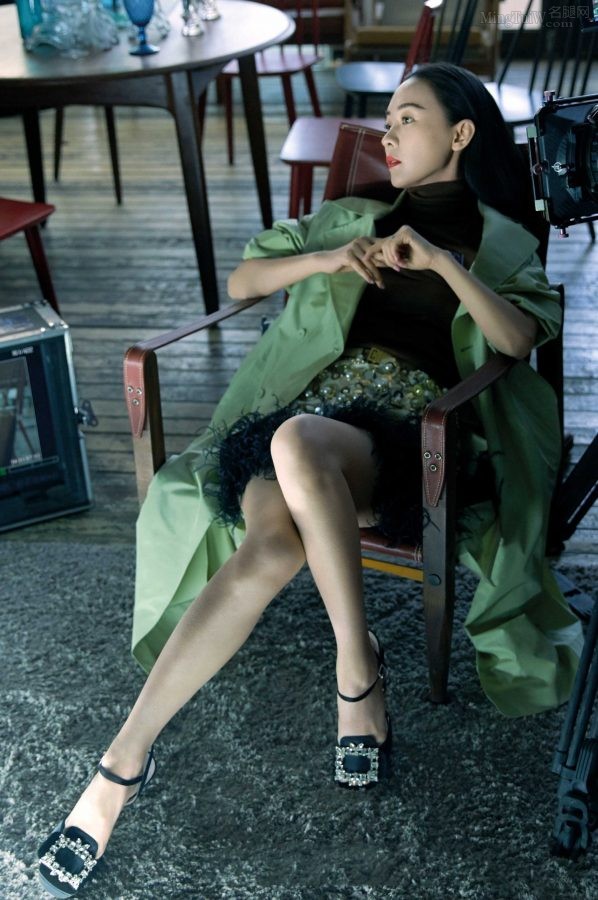 Huo Siyan showed off her beautiful legs in a photo shoot(1/6)