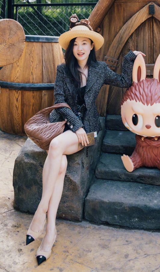 霍思燕穿牛仔热裤露美腿和姐妹们游玩(1/9)