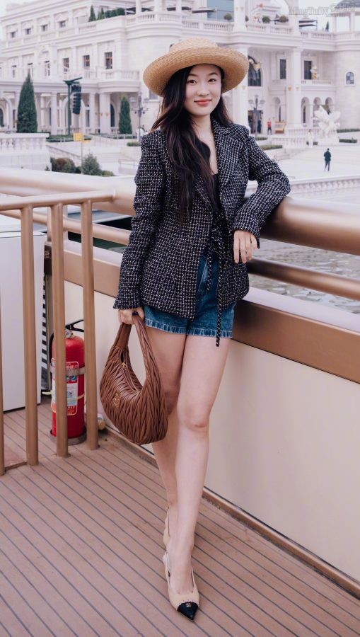霍思燕穿牛仔热裤露美腿和姐妹们游玩(2/9)