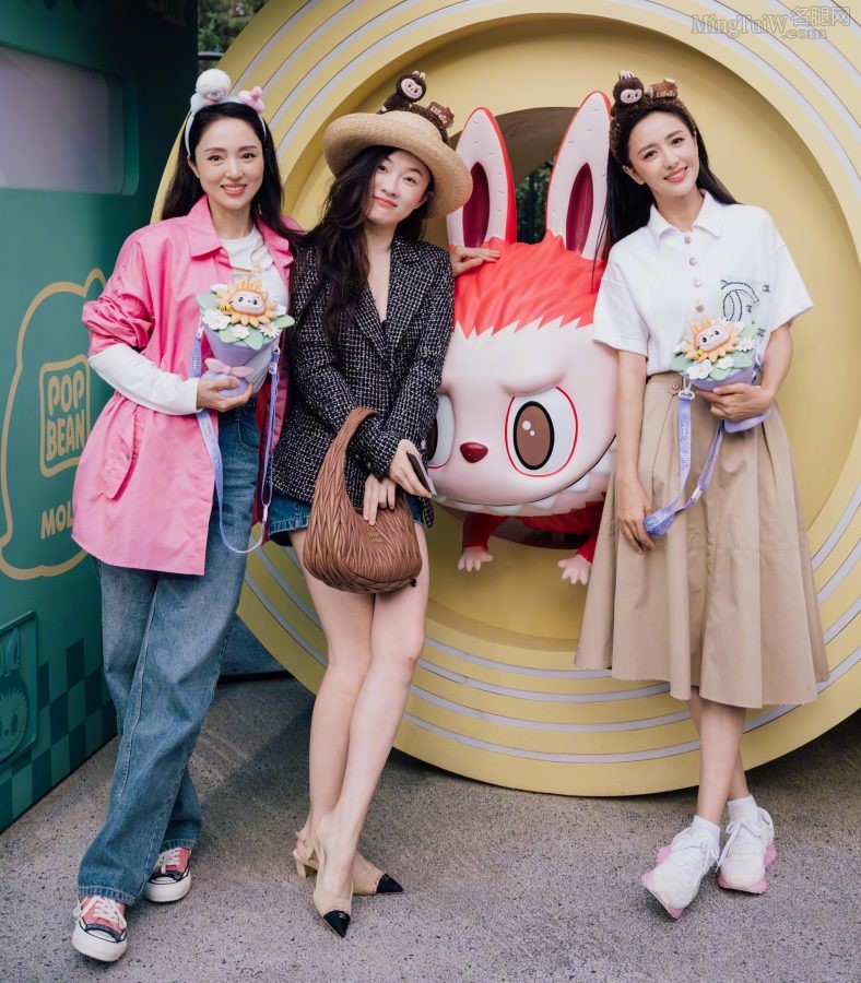 霍思燕穿牛仔热裤露美腿和姐妹们游玩(5/9)