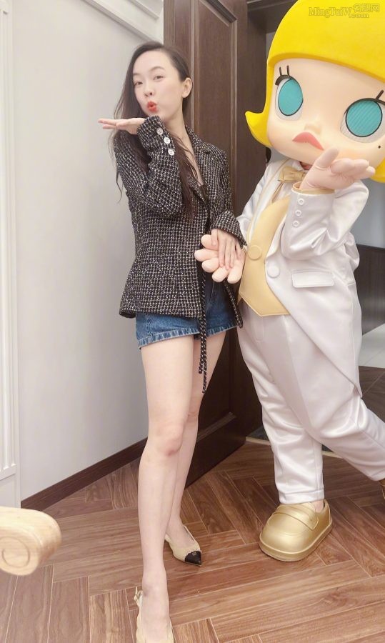 霍思燕穿牛仔热裤露美腿和姐妹们游玩(8/9)