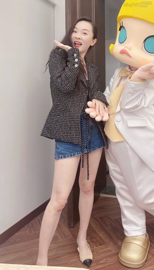 霍思燕穿牛仔热裤露美腿和姐妹们游玩(9/9)