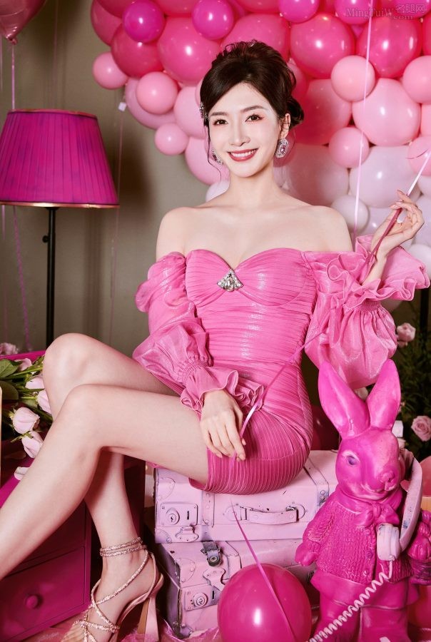 江疏影穿低胸小短裙大秀白沟美腿，肌肤白的发光(1/5)
