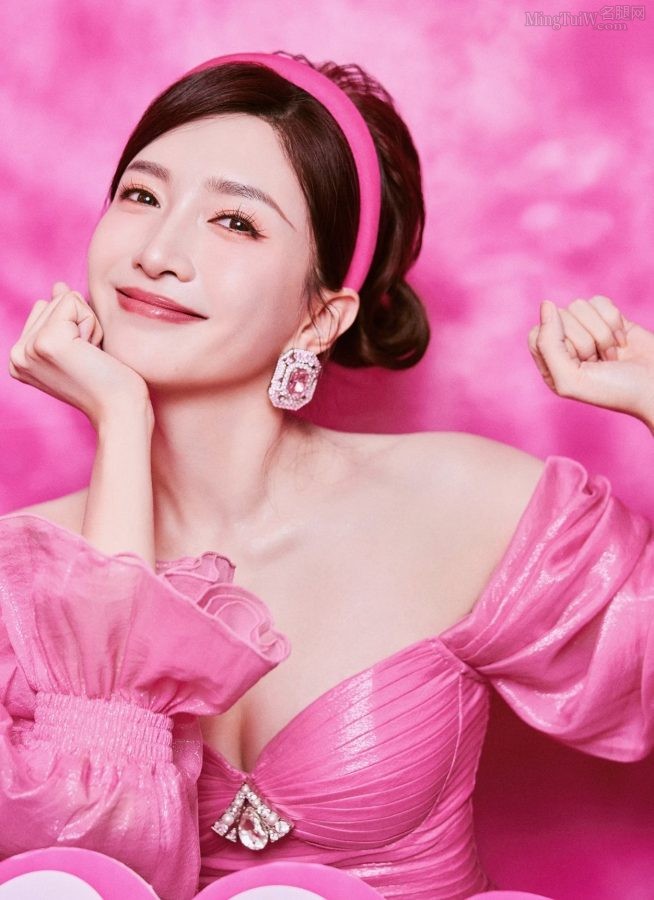江疏影穿低胸小短裙大秀白沟美腿，肌肤白的发光(5/5)