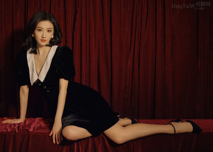 美女演员景甜穿丝绒黑裙美腿高跟写真(1/3)